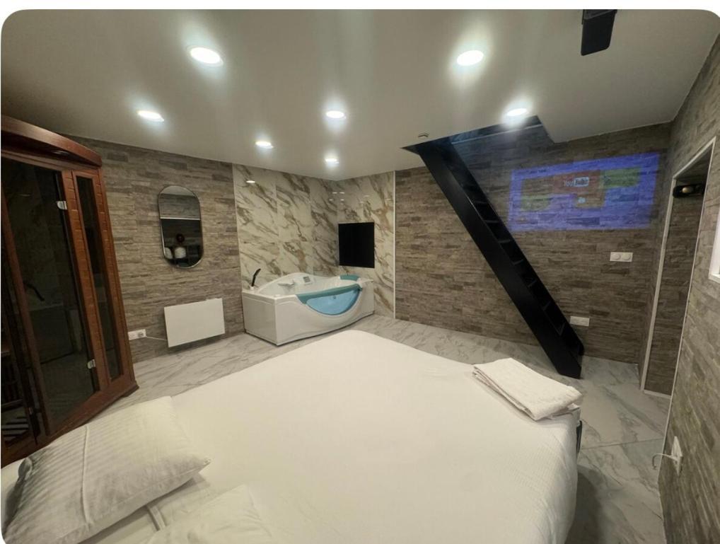 Maison Appartement Triplex Avec Jacuzzi Et Sauna Saint-Etienne  Exterior photo